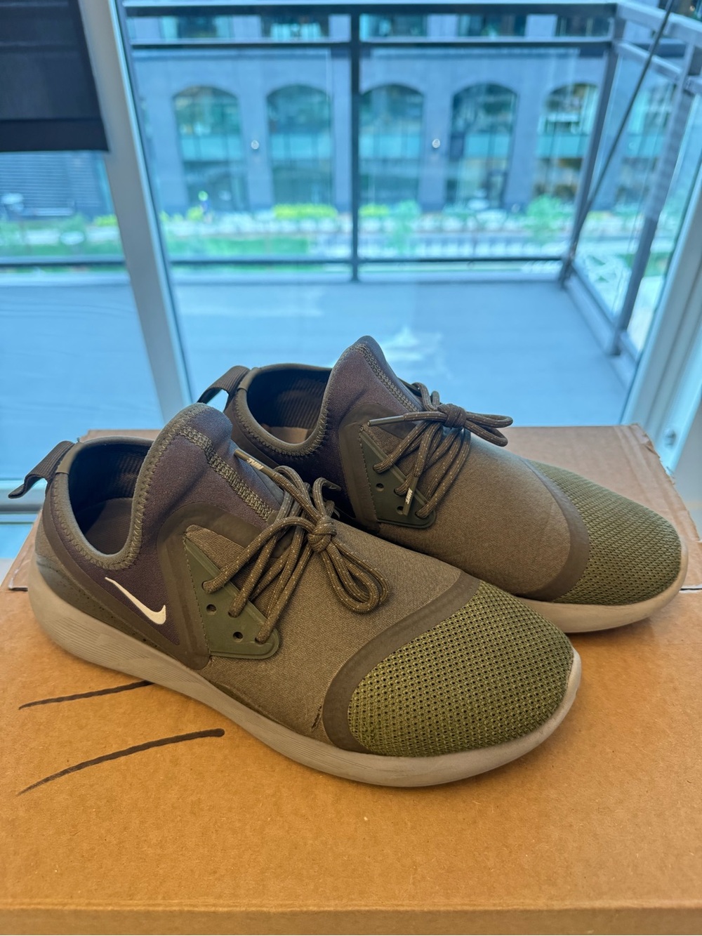 Nike Men’s Lunarcharge Eclipse Olive Green Sneakers Size 8.5